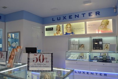 Interior de la tienda Luxenter en Burgos