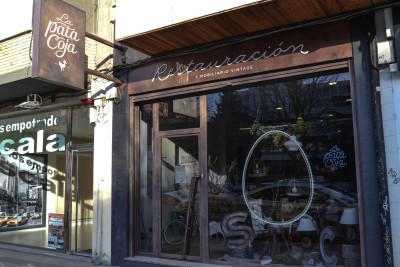 Escaparate de la tienda de Restauración La Pata Coja en Burgos