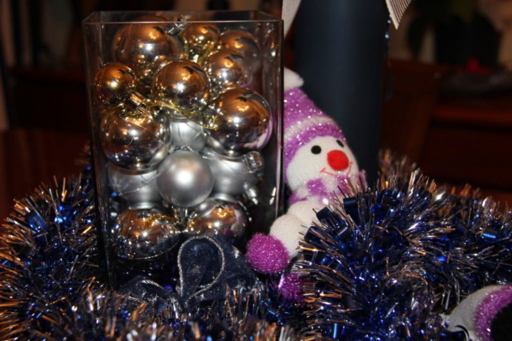 mesa de navidad bolas dentro de jarrón